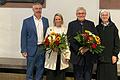 Der Ministerialbeauftragte für die Realschulen in Unterfranken, Marcus Ramsteiner und Oberin Sr. Katharina Merz (OSU) beglückwünschen Hildegard Carl (3. von links) und Christina Erk zu ihren neuen Aufgaben.