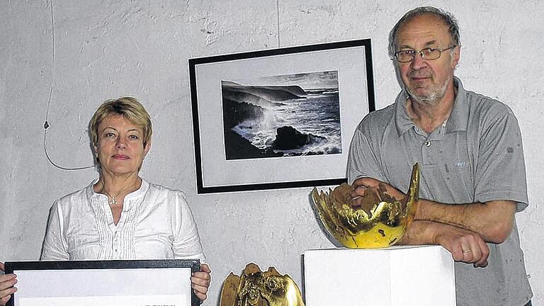 „Meer @ mehr“: Initiatorin Brigitte von der Twer und Bildhauer Herbert Holzheimer laden am Sonntag ein zur Veranstaltung „Kunst im alten Doktorhaus“ in Waldberg. Neben Meeres-Fotografien und Gold-Art-Skulpturen gibt es auch klassische Gitarrenklänge. „Meer @ mehr“: Initiatorin Brigitte von der Twer und Bildhauer Herbert Holzheimer laden am Sonntag ein zur Veranstaltung „Kunst im alten Doktorhaus“ in Waldberg. Neben Meeres-Fotografien und Gold-Art-Skulpturen gibt es auch klassische Gitarrenklänge.
