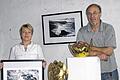 &bdquo;Meer @ mehr&ldquo;: Initiatorin Brigitte von der Twer und Bildhauer Herbert Holzheimer laden am Sonntag ein zur Veranstaltung &bdquo;Kunst im alten Doktorhaus&ldquo; in Waldberg. Neben Meeres-Fotografien und Gold-Art-Skulpturen gibt es auch klassische Gitarrenklänge.