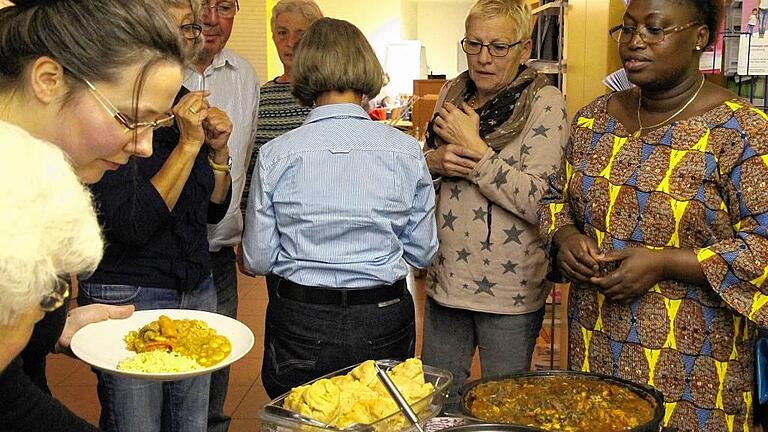 Was ist das? Bulgur, Reis, Klöße aus Bohnenbrei, Gemüse und Rindfleisch, es gab viel zu probieren beim nigerianischen Abendessen der Katholischen Erwachsenenbildung im IBF.