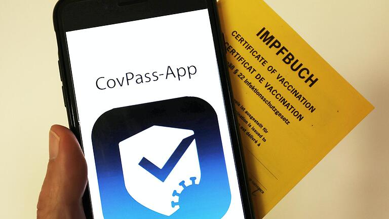 Noch ist zum Nachweis einer Corona-Impfung der klassische gelbe Impfpass nötig. Bald soll es möglich sein, die Impfung auch über eine Handy-App nachzuweisen. Noch ist zum Nachweis einer Corona-Impfung der klassische gelbe Impfpass nötig. Bald soll es möglich sein, die Impfung auch über eine Handy-App nachzuweisen.
