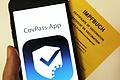 Noch ist zum Nachweis einer Corona-Impfung der klassische gelbe Impfpass nötig. Bald soll es möglich sein, die Impfung auch über eine Handy-App nachzuweisen.