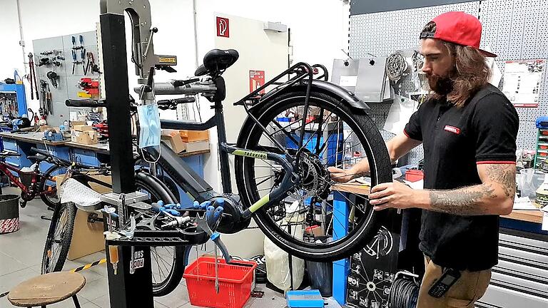 Ehe im Radmarkt Schauer ein Bike in den Laden kommt, war es in der Werkstatt, wo der Mechatroniker das Zweirad aufbaut.