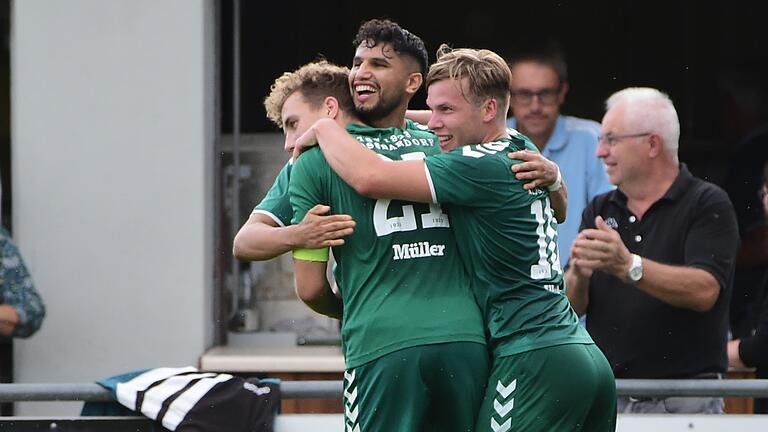 Xaver Müller (links) und Jannik Binder (rechts) jubeln mit Osama Alawami (Mitte), nachdem der Verteidiger zum 3:2 für den TSV Großbardorf getroffen hat. Xaver Müller (links) und Jannik Binder (rechts) jubeln mit Osama Alawami (Mitte), nachdem der Verteidiger zum 3:2 für den TSV Großbardorf getroffen hat.