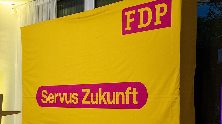 'Servus Zukunft' - der Wahlkampf-Slogan der FDP bekommt nach dem Aus bei der Landtagswahl eine neue Bedeutung. Auch in Unterfranken könnten schon die nächsten Wahlen zur Existenzfrage werden.