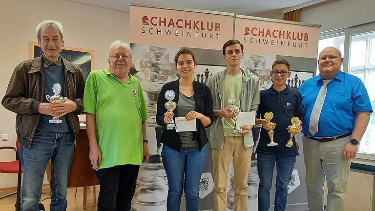 Die Pokalgewinner von links: Seniorensieger Dieter Krenz, 1. Vorsitzender SK 2000 Wolfgang Kassubek, Siegerin Frauen Claudia Reichert, Sieger Open Niklas Orf, Stadtmeister David Valean, 1. Vorsitzender USV und Turnierleiter Markus Veldkamp.