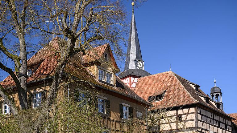 Sicherlich eine der schönsten Anlage in der Gegend: Die Kirchenburg mit Freilandmuseum in Mönchsondheim. Sicherlich eine der schönsten Anlage in der Gegend: Die Kirchenburg mit Freilandmuseum in Mönchsondheim.