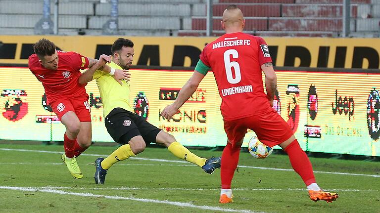 Ex-Rothose Patrick Göbel (links) kann Albion Vrenezi (Mitte) an diesem Abend in Halle nicht stoppen. Hier erzielt der Kickers-Spieler noch im Fallen sein zweites Tor zum 4:1.