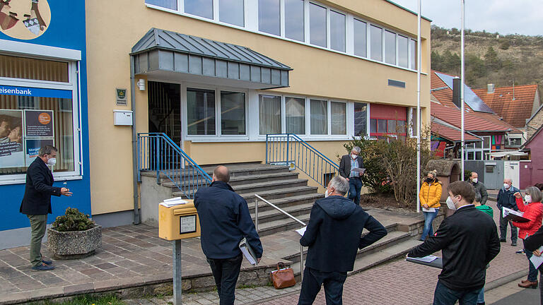 Um einen barrierefreien Zugang zu Sitzungsimmer und Gemeindesaal im Karsbacher Gemeindehaus zu ermöglichen, könnte an Stelle der Außentreppe ein Vorbau mit Aufzug errichtet werden. Eine erste Variante diskutierten die Gemeinderäte vor Ort.