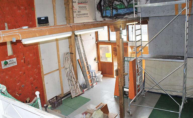 Blick in die zehn Meter hohe umgebaute Scheune, die 30 Jahre als Kletterstudio in Geiselwind genutzt wurde. Blick in die zehn Meter hohe umgebaute Scheune, die 30 Jahre als Kletterstudio in Geiselwind genutzt wurde.