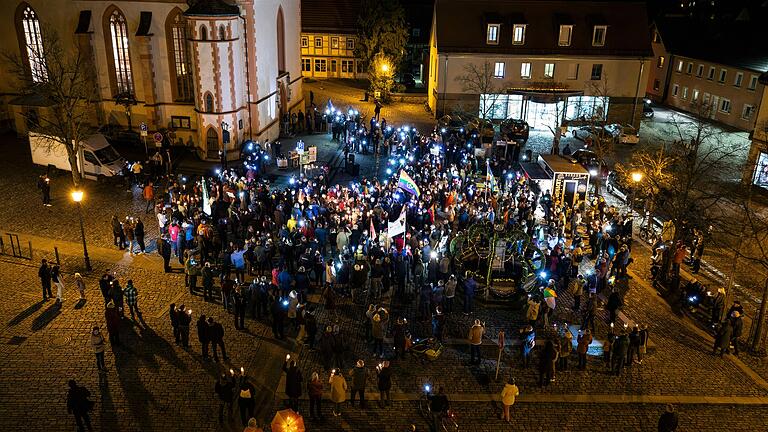 Ein Zeichen gegen Rassismus: Am 21. März wurde der Hofheimer Marktplatz zum Lichtermeer. Rund 250 Menschen setzten damit ein Zeichen gegen Hass und Intoleranz.