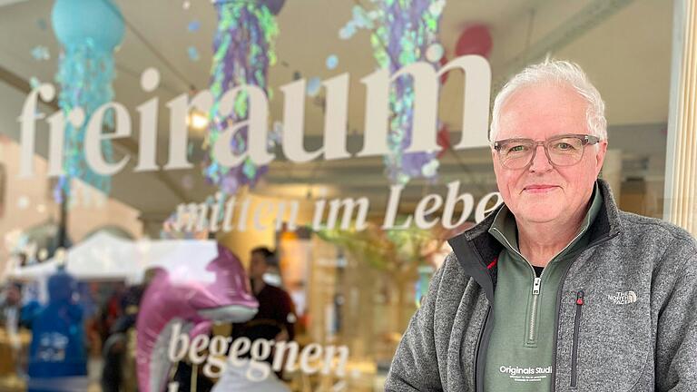 Ein großes Angebot für Jung und Alt: Walter Volpert möchte in seiner Begegnungsstätte 'freiraum.' in Gemünden allen etwas bieten. Das Konzept, die Innenstadt neu zu beleben, geht scheinbar auf. Ein großes Angebot für Jung und Alt: Walter Volpert möchte in seiner Begegnungsstätte 'freiraum.' in Gemünden allen etwas bieten. Das Konzept, die Innenstadt neu zu beleben, geht scheinbar auf.