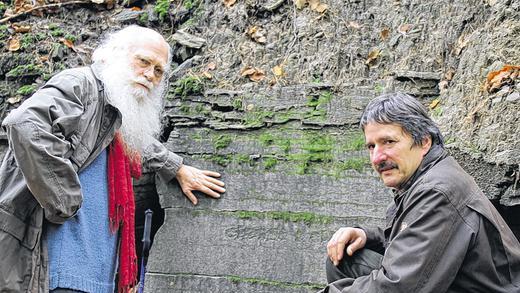 Abgekratzt: Der Künstler herman de vries (links) und Ulrich Mergner, Leiter der bayerischen Staatsforsten in Ebrach, begutachten die Stelle im Steinbruch oberhalb des Böhlgrundes, an der Unbekannte den Text „chance und change“ zerstört haben. Abgekratzt: Der Künstler herman de vries (links) und Ulrich Mergner, Leiter der bayerischen Staatsforsten in Ebrach, begutachten die Stelle im Steinbruch oberhalb des Böhlgrundes, an der Unbekannte den Text „chance und change“ zerstört haben.