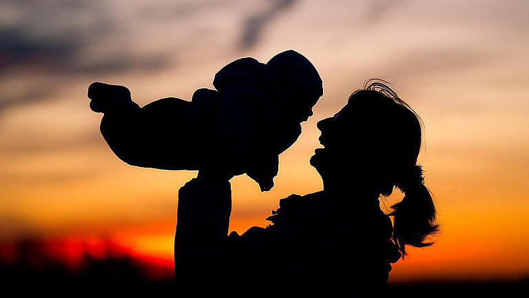 Mutterschutz       -  Eine Mutter spielt mit ihrem Baby. Foto: Patrick Pleul/Illustration
