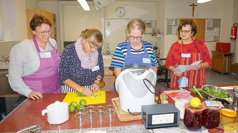Susanne Bambach (links) und Marion Marschall (zweite von rechts) bieten auch am kommenden Freitag in der Küche der Bischofsheimer Hauswirtschaftsschule eine Fortbildung zum Thema "Eiweiß in der Ernährung und beim Abnehmen" an. Susanne Bambach (links) und Marion Marschall (zweite von rechts) bieten auch am kommenden Freitag in der Küche der Bischofsheimer Hauswirtschaftsschule eine Fortbildung zum Thema "Eiweiß in der Ernährung und beim Abnehmen" an.