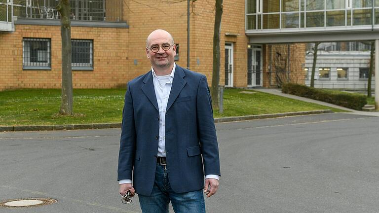 Matthias Bernet, Leiter Arbeitswesen in der JVA Würzburg. In der Hand hält er seinen wichtigsten Begleiter im Arbeitsalltag: den Schlüsselbund. Alle paar Meter befindet sich im Gefängnis eine abgeschlossene Tür.