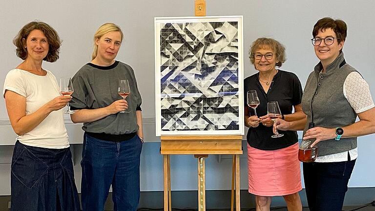 Übergabe der Neuerwerbung „Nachbild I“ von Christiane Feser aus den Erlösen der Veranstaltungsreihe „Wein+Kunst“ mit Dr. Henrike Holsing (MiK, von links), Künstlerin Christiane Feser, Weindozentin Dr. Gabriele Brendel und Winzerin Martina Reiss.