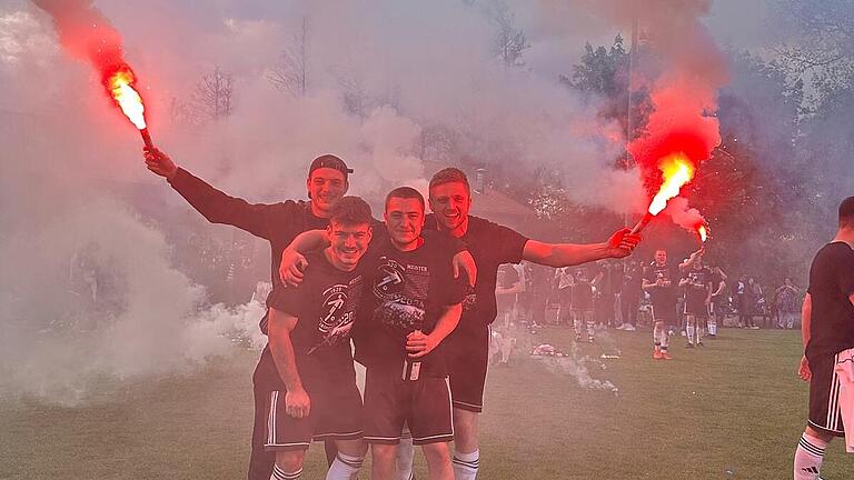 Meister im Portrait: TSV Steinach - Heißblütig wurde die Meisterschaft beim TSV Steinach gefeiert. Meister im Portrait: TSV Steinach - Heißblütig wurde die Meisterschaft beim TSV Steinach gefeiert.