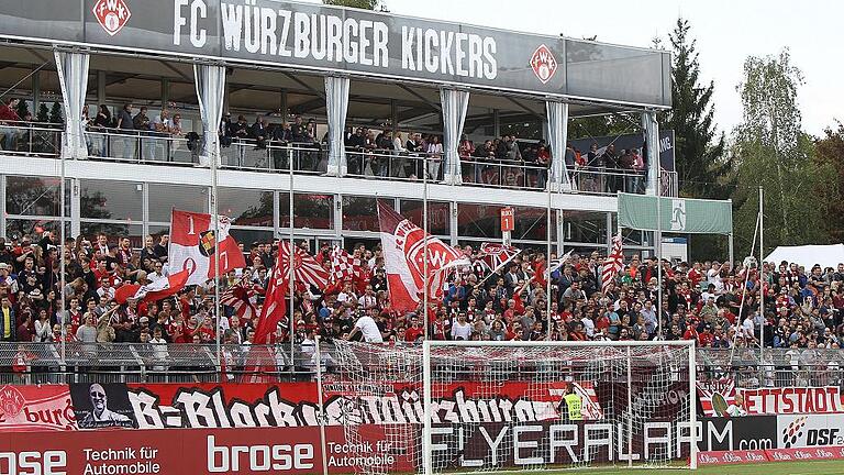 Das VIP-Zelt im Kickers-Stadion hat jetzt eine baurechtliche Genehmigung -zumindest für die nächsten vier Jahre. Das VIP-Zelt im Kickers-Stadion hat jetzt eine baurechtliche Genehmigung -zumindest für die nächsten vier Jahre.