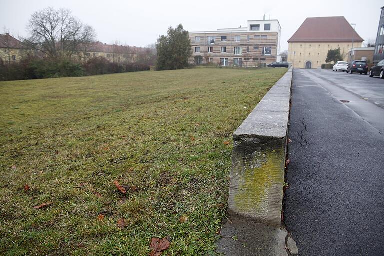 Die Stadtverwaltung hätte den neuen Kindergarten in der Gartenstadt lieber entlang der Gartenstadtstraße gesehen. Der Bauverein als Eigentümer der Grundstücke verkaufte diese aber nicht, sondern nur das links im Hintergrund zu sehende baumbewachsene Gelände und einen Teil entlang des Lebenshilfe-Gebäudes (Mitte) bis zur Straße. Die Stadtverwaltung hätte den neuen Kindergarten in der Gartenstadt lieber entlang der Gartenstadtstraße gesehen. Der Bauverein als Eigentümer der Grundstücke verkaufte diese aber nicht, sondern nur das links im Hintergrund zu sehende baumbewachsene Gelände und einen Teil entlang des Lebenshilfe-Gebäudes (Mitte) bis zur Straße.