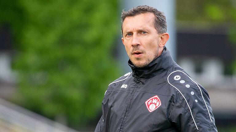 Markus Lützler hat die Kickers-Frauen mit Eugen Ungefuch und Maximilian Schnorr-Reinders nach der Hinrunde übernommen und mehr Punkte geholt als zuvor. Jedoch konnte das Trainertrio den Abstieg aus der Zweiten Bundesliga Süd nicht mehr verhindern. Markus Lützler hat die Kickers-Frauen mit Eugen Ungefuch und Maximilian Schnorr-Reinders nach der Hinrunde übernommen und mehr Punkte geholt als zuvor. Jedoch konnte das Trainertrio den Abstieg aus der Zweiten Bundesliga Süd nicht mehr verhindern.