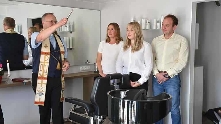 Evelyn Obenhin eröffnet am 15. September ihren Friseursalon in Aschfeld. Dazu kam im Vorfeld Pfarrer Nikolaus Stanek und erbat Gottes Segen (von links): Pfr. Stanek, Elena Obenhin (Mutter von Evelyn), die Betriebsinhaberin Evelyn Obenhin und deren Vater Ottmar Obenhin. Evelyn Obenhin eröffnet am 15. September ihren Friseursalon in Aschfeld. Dazu kam im Vorfeld Pfarrer Nikolaus Stanek und erbat Gottes Segen (von links): Pfr. Stanek, Elena Obenhin (Mutter von Evelyn), die Betriebsinhaberin Evelyn Obenhin und deren Vater Ottmar Obenhin.
