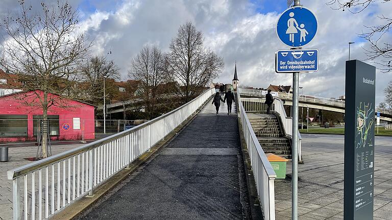 Noch ist die Falaiser Brücke eine reine Fußgängerbrücke. Nach der Sanierung ist sie auch für Radfahrer frei.