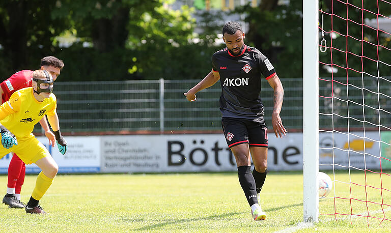 Das Kickers-Saisontor Nummer 100: Fabrice Montcheu schiebt den Ball aus kurzer Distanz über die Linie.