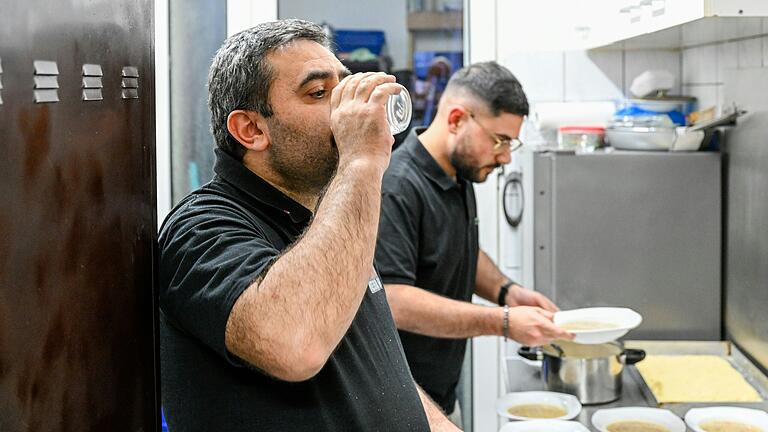 Ramazan Acar trinkt den ersten Schluck Wasser seit Beginn der Morgendämmerung, in der Küche seines Dönerladens in der Semmelstraße. Ramazan Acar trinkt den ersten Schluck Wasser seit Beginn der Morgendämmerung, in der Küche seines Dönerladens in der Semmelstraße.