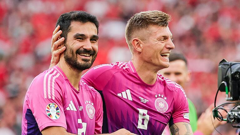 Gündogan und Kroos       -  Ilkay Gündogan (l) und Toni Kroos jubeln nach dem Abpfiff.