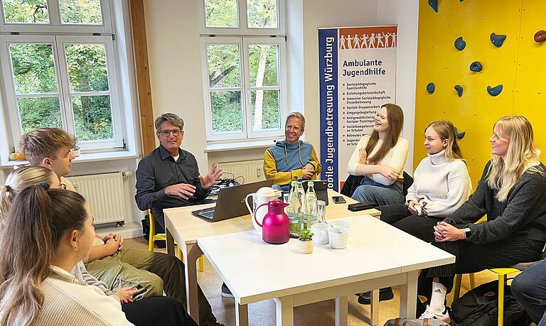 Sitzung eines ambulanten Teams: Ein Wunsch für die Zukunft ist, dass sich weiter viele Sozialarbeit-Studierende für das Arbeitsfeld der Jugendhilfe interessieren.