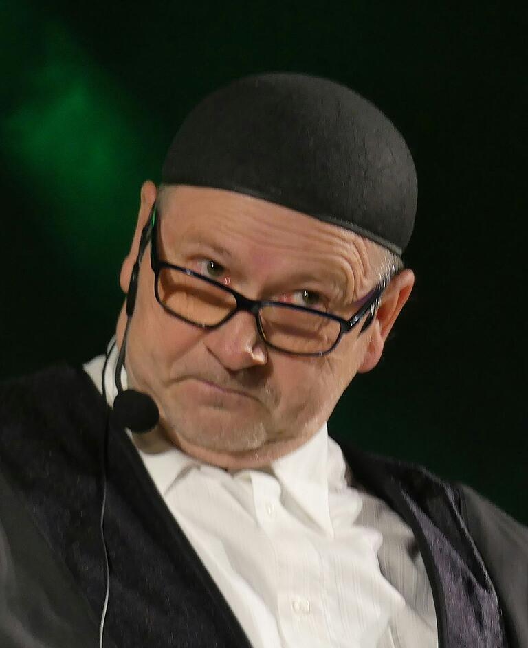 Lehrer Lämpel las der Politik die Leviten: Michael von Prümmer fand kritische und harte Worte bei der FEN-Sitzung in Sennfeld Lehrer Lämpel las der Politik die Leviten: Michael von Prümmer fand kritische und harte Worte bei der FEN-Sitzung in Sennfeld