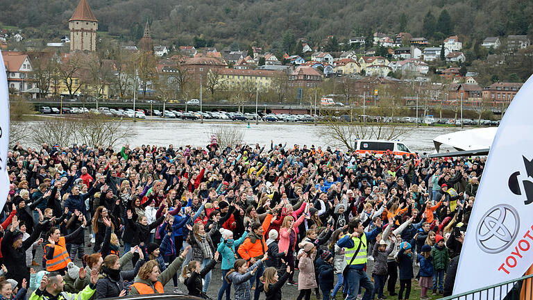 Rekordverdächtiger Zumba-Tanz an der Mainlände: Bei der Radio-Gong-Bürgermeisterschaft steht Kreuzwertheim im Finale.