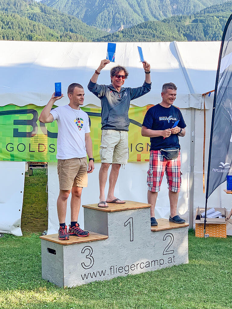 Die Gewinner der Hessischen Landesmeisterschaft in der Paragliding-A/B-Klasse (von links): Leonard Bahn, Andreas Schubert und Rüdiger Gördes. Die Gewinner der Hessischen Landesmeisterschaft in der Paragliding-A/B-Klasse (von links): Leonard Bahn, Andreas Schubert und Rüdiger Gördes.