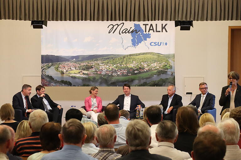 Main Talk mit dem bayerischen Ver­kehrs­mi­nis­ter Hans Reich­hart zum Thema Mobilität. Von links: Thorsten Schwab, Hans Reichhart, Sabine Sitter, Sandro Kirchner, Franz-Josef Grasmann, Stephan Kroll und Moderatorin Elisabeth Stahl.