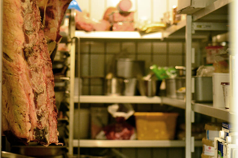 Blick in das Tageskühlhaus des 'Löwen' in Rieneck mit Frischfleisch.