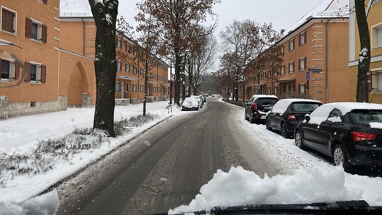 Mit Streusalz gegen Eisglätte anzukämpfen, ist laut Bund Naturschutz bequem, aber teuer.