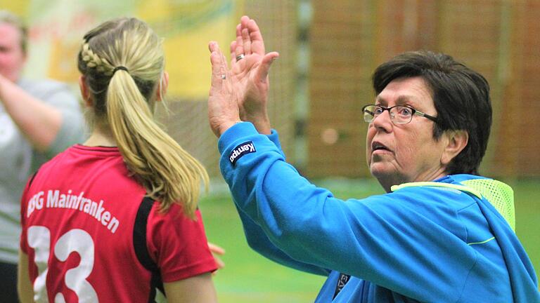 Steffi Placht (rechts) trainiert die Frauen-Mannschaft der HSG Mainfranken in der Handball-Landesliga Nord.