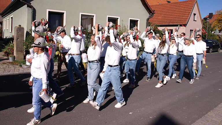 Bei sonnigem Herbstwetter feierte die Nenzenheimer Bevölkerung mit ihren Ortsburschen Kirchweih mit fantasievollen Kirchweihwagen und einer saftigen Predigt.