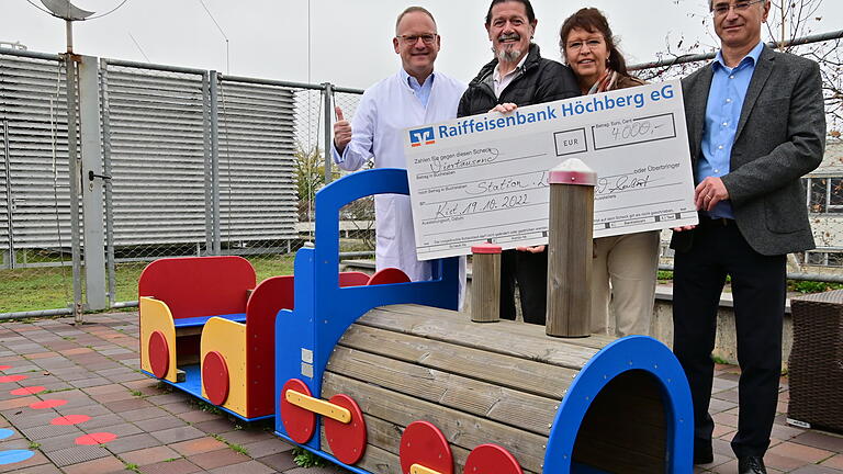 Über 4000 Euro kan  sich die Station Luftikus der Uniklinik Würzburg freuen. Der Erlös des Benefizkonzertes wurde nun von Margit und Harald Seubert im Beisein von Bürgermeister Volker Faulhaber (rechts) an Professor Dr. Thomas Meyer (links) übergeben.