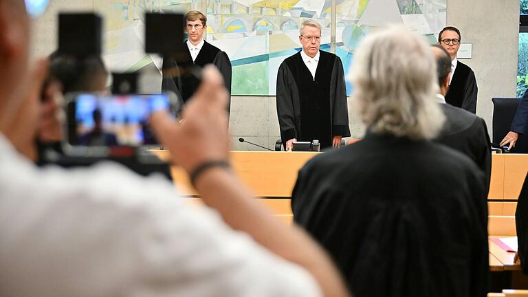 Der 15-Jährige, der in Lohr (Lkr. Main-Spessart) im September 2023 einen Mitschüler erschossen hat, muss in Haft: Das Landgericht Würzburg verurteilte ihn wegen Mordes. Der 15-Jährige, der in Lohr (Lkr. Main-Spessart) im September 2023 einen Mitschüler erschossen hat, muss in Haft: Das Landgericht Würzburg verurteilte ihn wegen Mordes. 