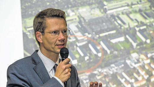 Klares Bekenntnis zum Grundrecht auf Asyl: „Diese Menschen kommen nicht hierher, weil es uns so gut geht“, sagte Oberbürgermeister Sebastian Remelé in der Rathausdiele bei der ersten von zwei Bürgerversammlungen. Klares Bekenntnis zum Grundrecht auf Asyl: „Diese Menschen kommen nicht hierher, weil es uns so gut geht“, sagte Oberbürgermeister Sebastian Remelé in der Rathausdiele bei der ersten von zwei Bürgerversammlungen.