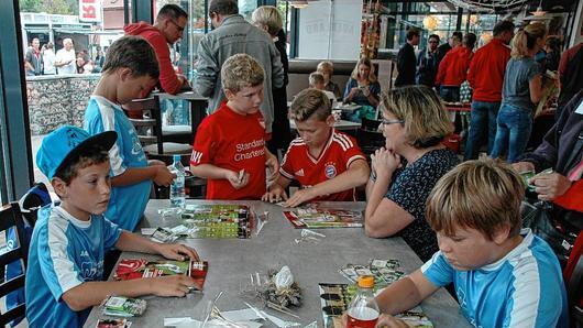 Von der Sammelleidenschaft gepackt: An allen Tischen türmten sich leere Verpackungen und Reste der Klebebildchen. Von der Sammelleidenschaft gepackt: An allen Tischen türmten sich leere Verpackungen und Reste der Klebebildchen.