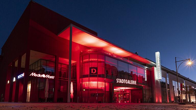 Die Stadtgalerie leuchtete rot, als mahnendes Zeichen für die schwierige, existenzbedrohende Lage der Händler und für eine schnelle Wiedereröffnung der Geschäfte. Das Center beteiligte sich damit an der bundesweit durchgeführten Lichtaktion der Initiative 'Das Leben gehört ins Zentrum'. Die Stadtgalerie leuchtete rot, als mahnendes Zeichen für die schwierige, existenzbedrohende Lage der Händler und für eine schnelle Wiedereröffnung der Geschäfte. Das Center beteiligte sich damit an der bundesweit durchgeführten Lichtaktion der Initiative 'Das Leben gehört ins Zentrum'.