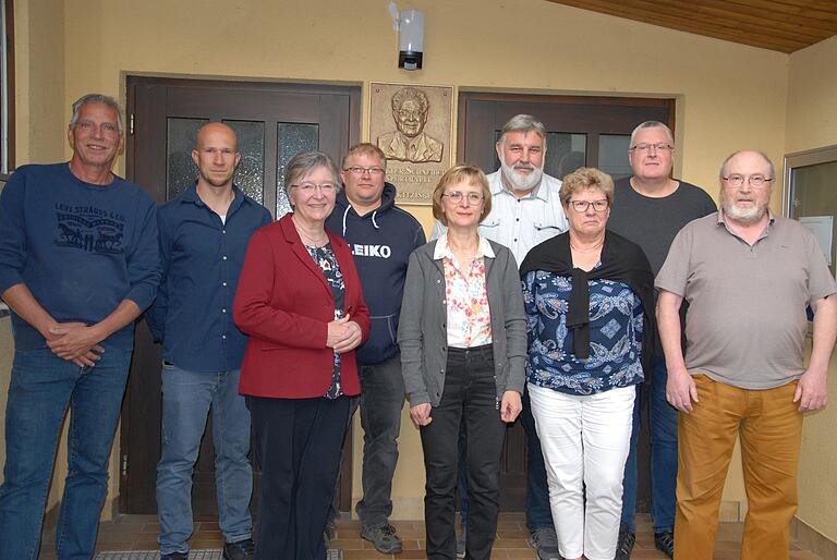 Vorsitzender Hans Poschet (von links) ehrte beim KSV Kitzingen den erfolgreichen Gewichtheber Stefan Holzer sowie die treuen Mitglieder Rosemarie Kornberger, Torsten Zehner, Ingrid Guckenberger, Günter Pusch, Jutta Pfeiffer, Thomas Trunk und Anton Butz. Vorsitzender Hans Poschet (von links) ehrte beim KSV Kitzingen den erfolgreichen Gewichtheber Stefan Holzer sowie die treuen Mitglieder Rosemarie Kornberger, Torsten Zehner, Ingrid Guckenberger, Günter Pusch, Jutta Pfeiffer, Thomas Trunk und Anton Butz.