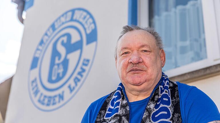 'Blau und Weiß ein Leben lang': Den Anstrich des Hauses in den Schalker Vereinsfarben inklusive Wappen an der Wand gab es für Reinhard Feser von der Familie zum Hochzeitstag.