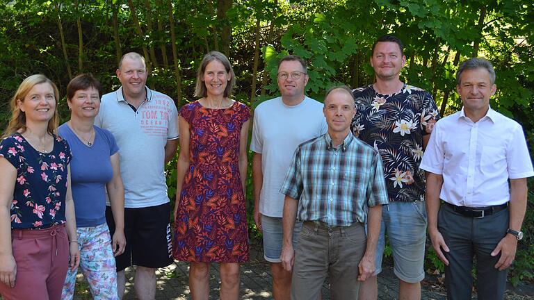 Gruppenbild nach der Ehrung (von links) Stefanie Parakenings (25 Jahre), Elke Stöcklein (35 Jahre), Markus Hertlein (30 Jahre), Dorothee Moolhuyzen (Personalleitung), Michael Schutzbier (35 Jahre) Jörg Müller (30 Jahre), Christian Kuhn (zehn Jahre) und Geschäftsführer Stefan Möhringer (30 Jahre).