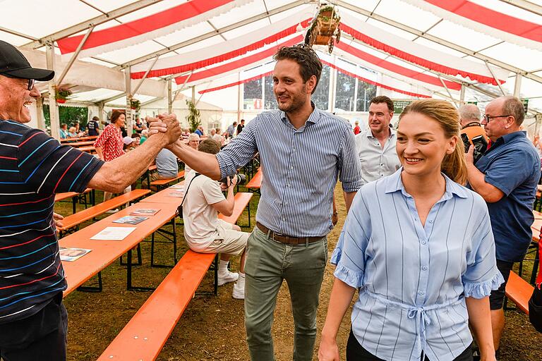 Björn Jungbauer im Wahlkampf mit Digitalministerin Judith Gerlach beim Feuerwehrfest in Gaukönigshofen.