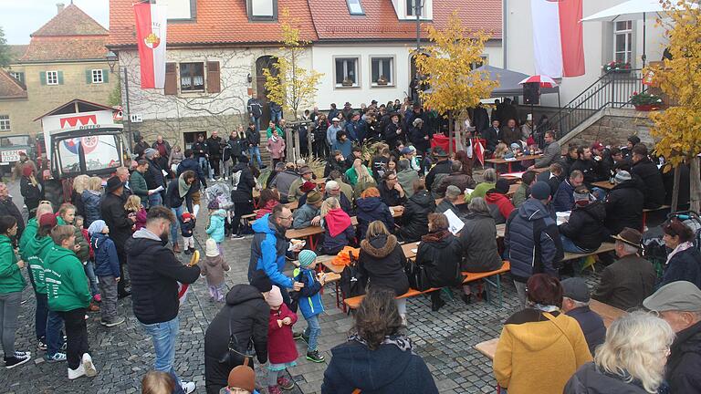 Voll besetzt war der Rathausplatz zur Kirchweih in Castell, als dort die Predigt gehalten wurde.