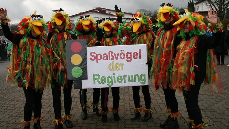 Die 'Spaßvögel der Regierung' beim Faschingszug in Stangenroth. Die 'Spaßvögel der Regierung' beim Faschingszug in Stangenroth.